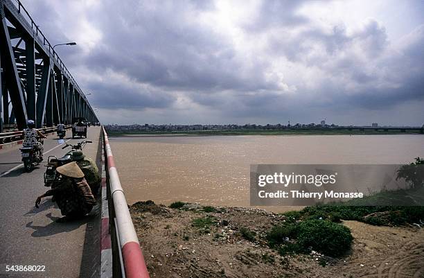 Ha Noi, Vietnam, Mai, 1997. -- Long Bien Bridge bridge was built in 1899-1902 by the architects Daydé & Pillé of Paris, and opened in 1903. Before...