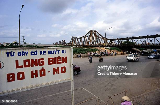 Ha Noi, Vietnam, Mai, 1997. -- The bridge was built in 1899-1902 by the architects Daydé & Pillé of Paris, and opened in 1903. Before North Vietnam's...