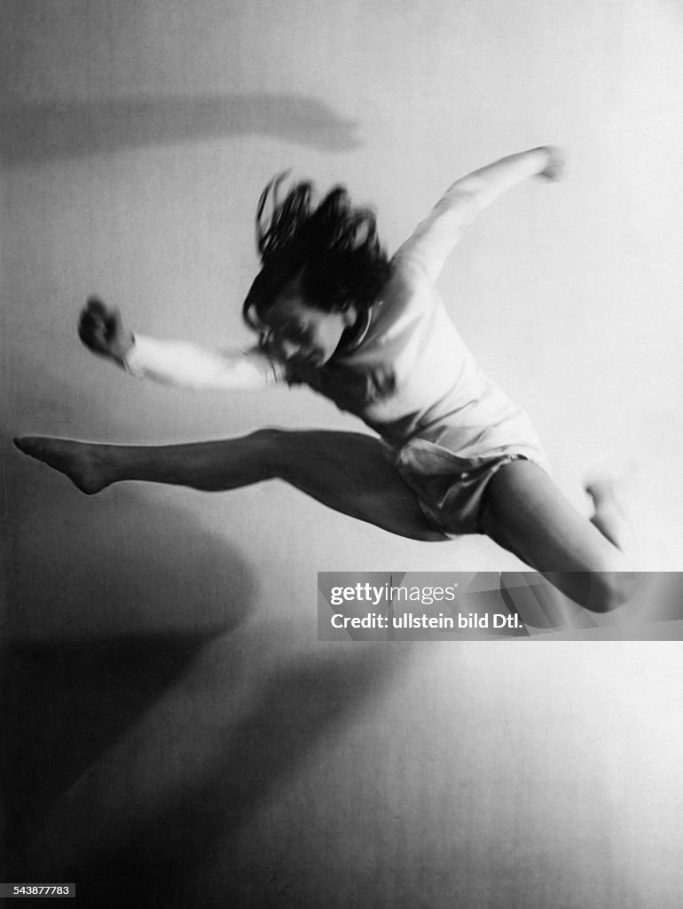 Palucca, Gret - Dancer, Germany*08.01.1902 - 23.03.1993+- jumping - ca. 1931- Photographer: Hans Robertson / Atelier Robertson- Published by: 'B.Z.' 05.11.1931Vintage property of ullstein bild