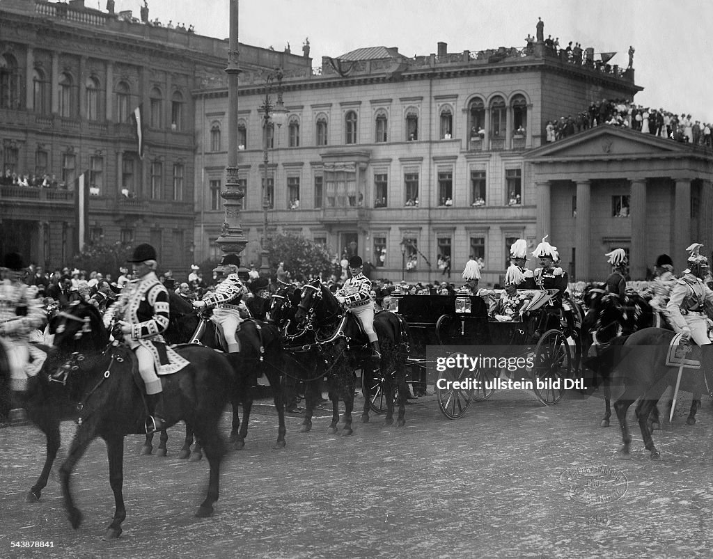 Wilhelm II - German Emperor, King of Prussia*27.01.1859-04.06.1941+- with Gustav V. King of Sweden in the state carriage at the 'Pariser Platz' in Berlin - Photographer: Zander & Labisch- 1908Vintage property of ullstein bild