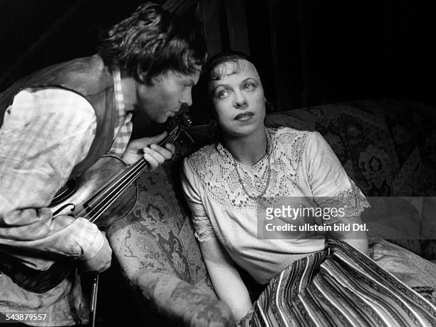 Drews, Berta Helene - Actress, Germany*19.11..1987+- with actor Hans Hessling in the play ' Katrin ' at the theater Schillertheater Berlin -...