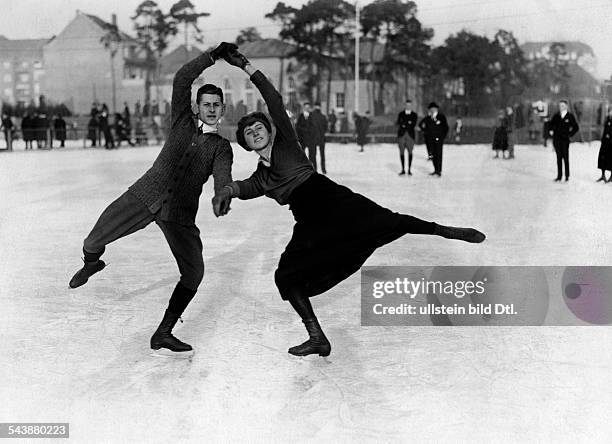 Pair skating: Margaret Klebe and Paul Metzner, German masters, during their training on the ice in Berlin - Photographer: Gerhard Riebicke-...