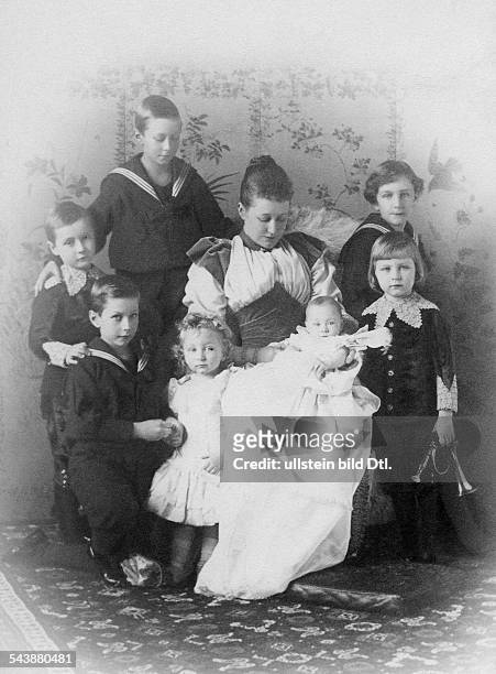 Auguste Viktoria - German Empress, Queen of Prussia*22.10.1858-+- with her children: Crown Prince Frederick William and the Princes Eitel Friedrich,...