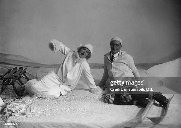 Mise-en-scene from the opera 'Intermezzo by Richard Strauss: Lotte Lehmann und Theodor Stark in the scenery of a winter landscape - 1924-...