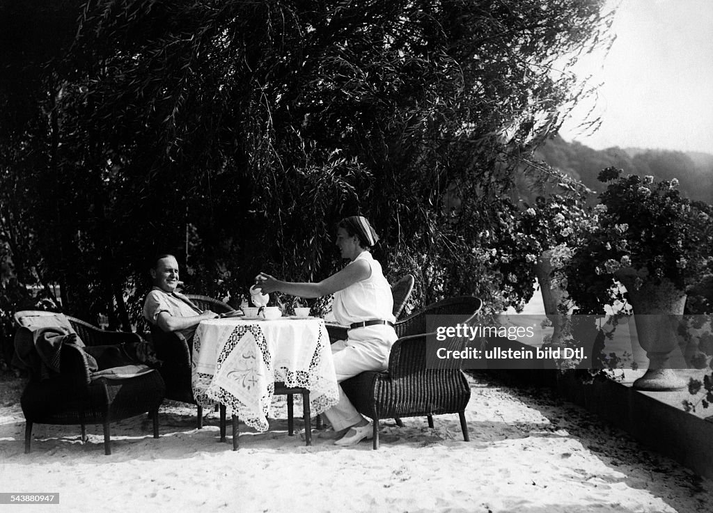 Liedtke, Harry - Actor, Germany*12.10.1882-28.04.1945+- series: belvedere at the "Scharmuetzelsee"- sitting with his wife Christa Tordy at the garden table - Photographer: Atelier Binder- Published by: 'Die Dame' 16/1930Vintage property of ullstein b