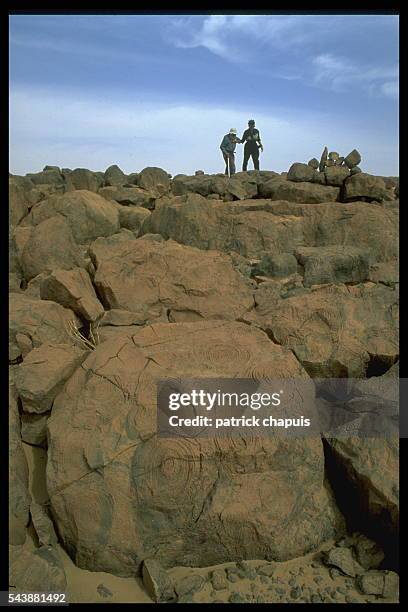 Th. Monod and his daughter B{atrice Morlot on the stromatolite site .