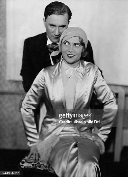 Mewes, Anni - Actress, Germany*06.05.1896-1980+and actor Oskar Karlweis in the Revue 'Wie werde ich reich und gluecklich' - Photographer: Zander &...