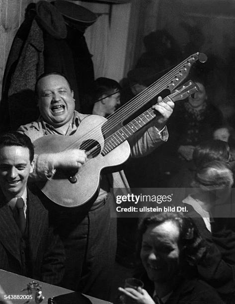 Austria Vienna Vienna: Grinzing: Folk singer is performing in a pub - Photographer: Max Ehlert- Published by: 'Hier Berlin' 18/1938Vintage property...