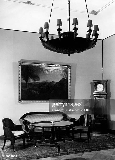 The work room of the Minister of Justice Hanns Kerrl, above the sofa a painting by Schinkel - Photographer: Atelier Binder- Published by: 'Die Dame'...