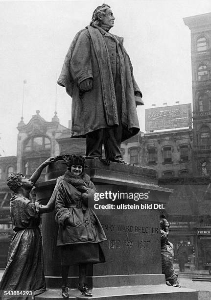 Nielsen, Asta - Actress, Denmark*11.09.1881-+- in front of the figure of Henry Ward Beecher in New York, USA - Photographer: Willi Ruge- Published...