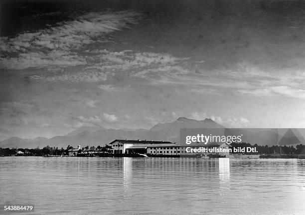 Das neue Rasthaus am Chiemsee, AutobahnMünchen-Salzburg, mit betont ländlichenCharakter.Architekt: Fritz Norkauer1938