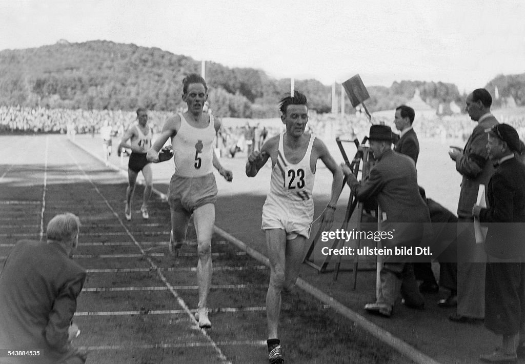 Haegg, Gunder - Sportsman, track and field athlete, Sweden*31.12.1918-27.11.2004+- Haegg (l.) with Bertil Johansson (number 23) an the finish line in Gothenburg - undated- Photographer: Presse-Illustrationen Heinrich Hoffmann- Published by: 'Berliner
