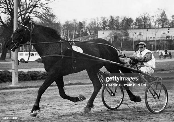 Froemming, Hans - Sportsman, Trotter, Germany*28.06..1996+nee: Johannes Froemming- with horse 'Iltis' during a harness racing in Hamburg - 1942-...