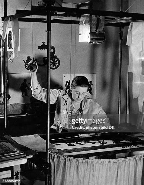 Reiniger, Lotte - Silhouette animator, film director, Germany*02.06.1899-+working on an animation fim - Photographer: Paul Mai- Published by: 'Die...