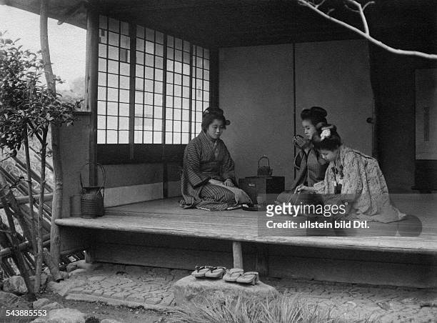 Japan: geisha's at the tea ceremony - 1916Vintage property of ullstein bild