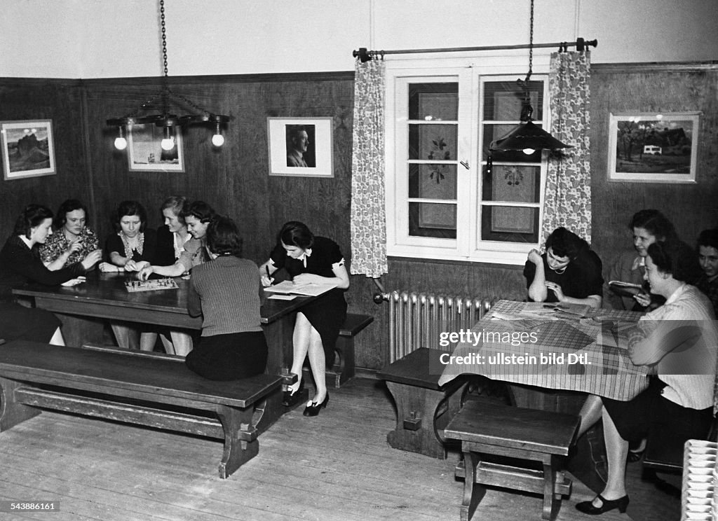 German Empire: women at staffroom of a ammunition factory - Photographer: UMBO- Published by: 'Berliner Illustrirte Zeitung' 04/1940Vintage property of ullstein bild
