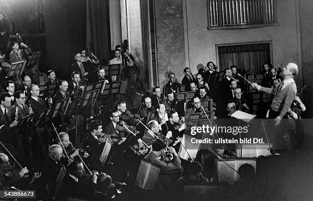 Furtwaengler, Wilhelm - Musician, Conductor, Germany*25.01.1886-+- conducting the 'Philharmonische Orchester' - Photographer: Charlotte Willott-...