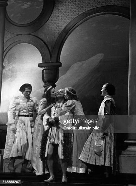 Gold, Kaethe - Actress, Austria*11.02..1997+- scene of the play 'Die Tochter der Kathedrale' by G. Hauptmann, f.l.t.r. Franz Niklisch, Lola Muethel,...