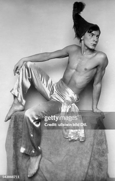 Kosleck, Martin - Actor, Germany/USA*-+- in the children's revue 'Hans im Glueck' in the theatre at the Kurfuerstendamm Berlin - 1927- Photographer:...