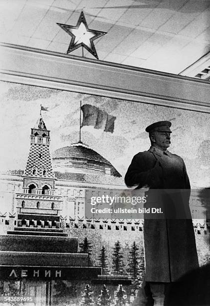 German Democratic Republic Bezirk Leipzig Leipzig: exhibition, interior view of the Soviet pavilion, Hall of Honor with a Stalin statue -...