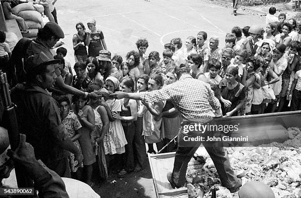 People queue up for meat to be distributed by the Guardia in Dario, 80 km north of Managua. | Location: Dario, Nicaragua.