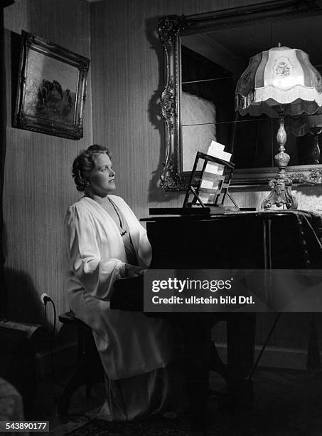 Maria Rind Maria Reining Photos et images de collection - Getty Images