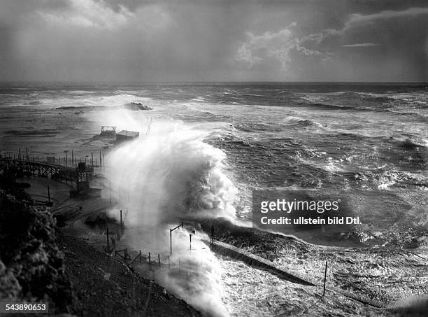 Helgoland: Surging billow during a storm over the North Sea at the levee of Helgoland - 1933 - Photographer: Franz Schensky - Published by:...