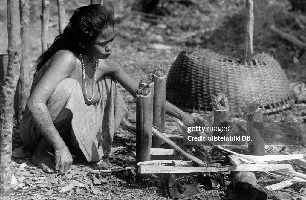 Bay of Bengal, Thailand:A Moken woman at a log fire, preparing the caught fishes (Series: 15 pictures) - ca. 1940- Photographer: Hugo Adolf BernatzikVintage property of ullstein bild