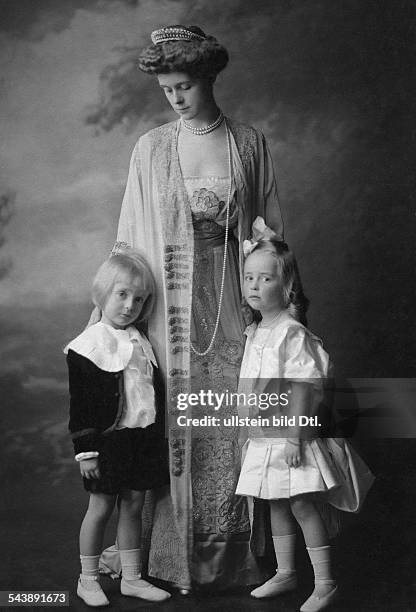 Mrs. Landrat von Bruening with their daughters - Photographer: Ernst Sandau- Published by: 'Die Dame' 17/1913Vintage property of ullstein bild