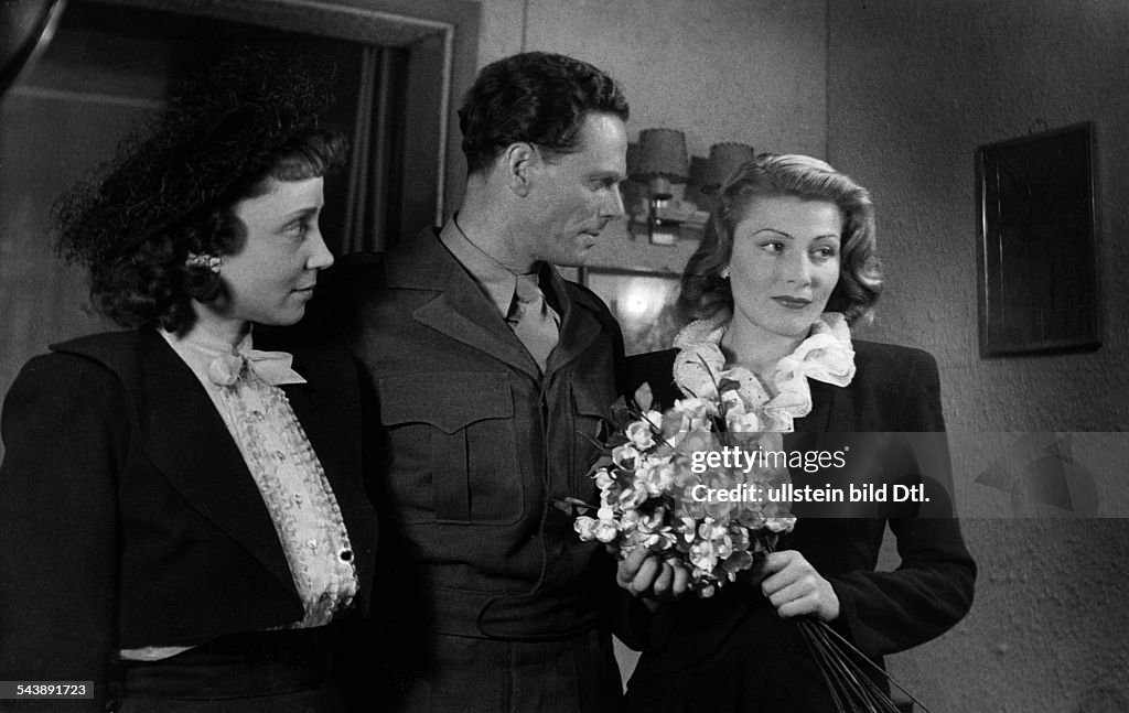 *16.05.1921-09.03.2002+- nee Winifred(a) Maria Eveline Markus - with HIlde Volk (l.) and Karl John at Renaissance-Theater in 'Das Lied der Taube' by John van Drutens - Photographer: Charlotte Willott- Published by: 'Radio Revue' 14/1947Vintage proper