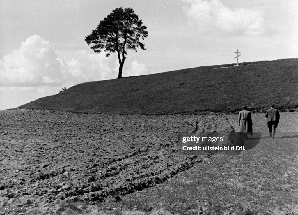 Germany Free State Prussia East Prussia Province : Masuria: field with a russian grave on a hill in the background - 1934- Photographer: Seidenstuecker- Vintage property of ullstein bild