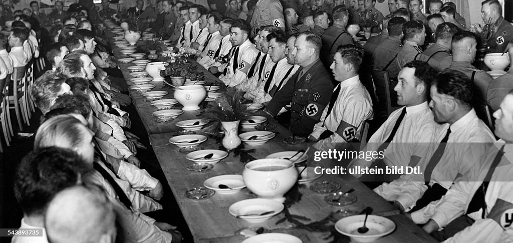 Lutze, Viktor -Officer, SA-commander, Germanyvisiting the Volkswagen factory in Fallersleben; Lutze heaving lunch with workers and members of the SA - 1939- Photographer: Presse-Illustrationen Heinrich Hoffmann- Published by: 'Das 12 Uhr Blatt' 18.01