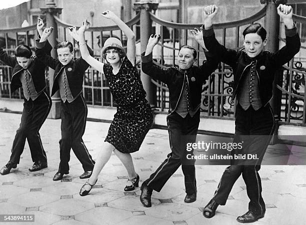 London: Dance, the dancer Bee Jackson dancing with bellboys the charleston in front of a hotel - 1926- Photographer: Carl Fernstaedt- Published by:...