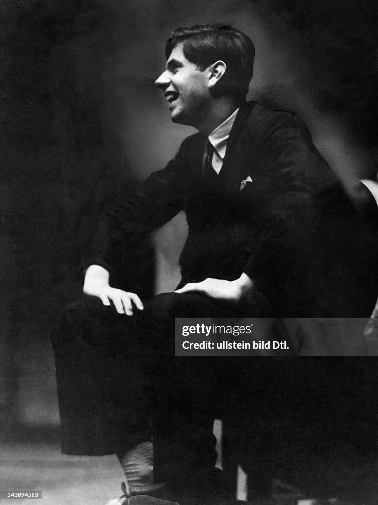 Reinhardt, Gottfried - Actor, Director, Austria*20.03.1913-19.07.1994+- during a rehearsal for the play 'Puenktchen und Anton' by Erich Kaestner at the Deutsches Theater in Berlin - 1932- Photographer: Weltrundschau, Heno- Published by: 'Uhu' 09/1932