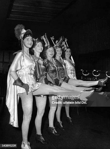 Women in carnival costumes as Funkenmariechen - Photographer: Charlotte Willott- 1953Vintage property of ullstein bild