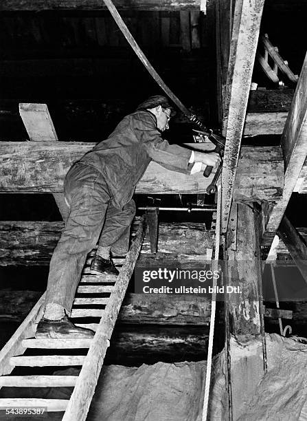 German Empire Free State Prussia Brandenburg Province Berlin: Building of the Berlin S-Bahn rapid transit system, construction worker: carpenter on a...