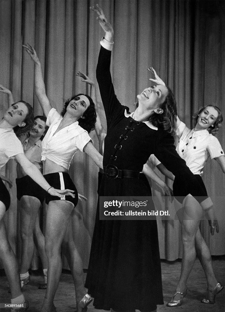 Ress, Sabine - Dancer, Germany/ (in front) with her film ballet 'Sabine Ress'