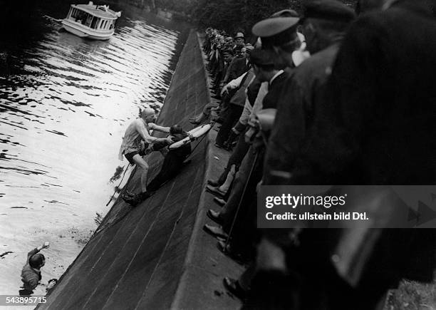 German Empire Free State Prussia - Brandenburg Provinz - Berlin: series: rescue of an people drowning out of the 'Landwehrkanal' - Photographer:...