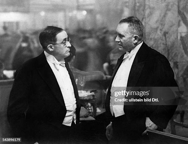 Bucky, Gustav Peter - Physician, Doctor, Radiologist, Germany*03.09.1880-+- In conversation with privy councillor Moritz Borchardt , a surgeon at the...
