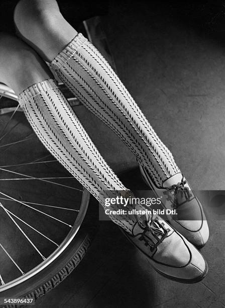 Casual shoes for a woman - ca. 1941- Photographer: Regine Relang- Published by: 'Die Dame' 8/1941Vintage property of ullstein bild