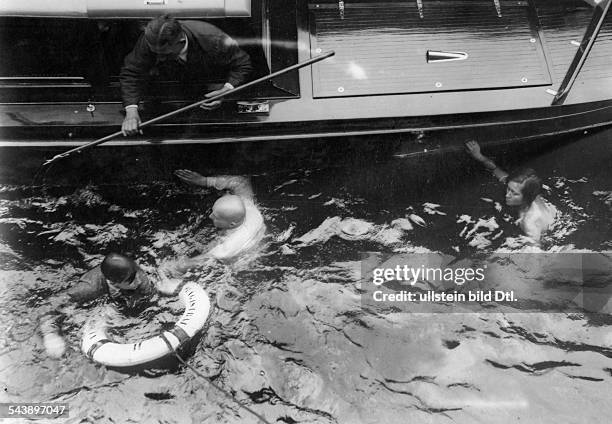 German Empire Free State Prussia - Brandenburg Provinz - Berlin: series: rescue of an people drowning out of the 'Landwehrkanal' - Photographer:...