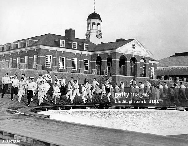 Massachusetts, Cambridge: students of Harvard University at runners training - Photographer: Sennecke- Published by: 'Tempo' Vintage property of...