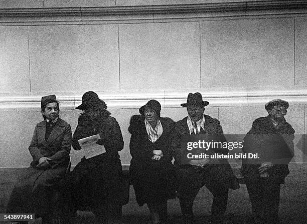 German Empire Free State Prussia Brandenburg Province Berlin: Visitors are having a break on a bench in a museum - Photographer: Felix H. Man -...