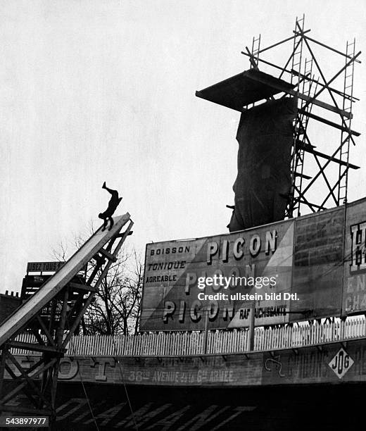 New York Bundesstaat State - Buffalo The french artist Gadbin jumping from 20 meters height, without protection, on a jump to slide down. -...