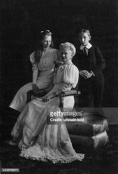 Auguste Viktoria - German Empress, Queen of Prussia*22.10.1858-+- with her children Prince Joachim and Princess Victoria Louise - 1907- Photographer:...