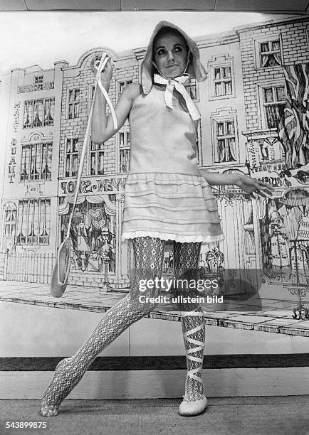 Mannequin mit Minikleid von Mary Quant und Kopfhaube, 1968.