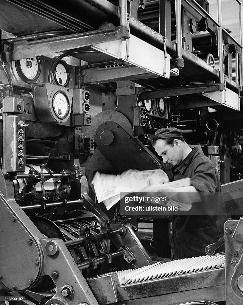 Federal Republic of Germany Press. Printer check a newspaper from the rotary press. - Photographer: Jochen Blume- undatedVintage property of ullstein bild