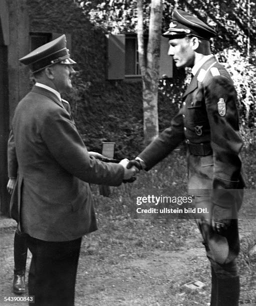 Hitler, Adolf - Politician, NSDAP, Germany*20.04.1889-+- Captain Werner Baumbach during his honour with the Knights Cross of the Iron Cross - 1942-...