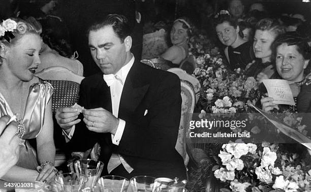 Schmeling, Max - Sportsman, Boxer, Businessman, Germany*28.09..2005+Max Schmeling and his wife actress Anny Ondra at the Filmball 1939 - 1939-...