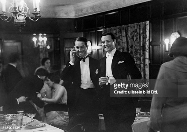 Chevalier, Maurice - Chansonnier, Actor, France*1888-1972+- with the lithuanian actor Ivan Lebedeff at a dinner party - 1930- Photographer: Erich...